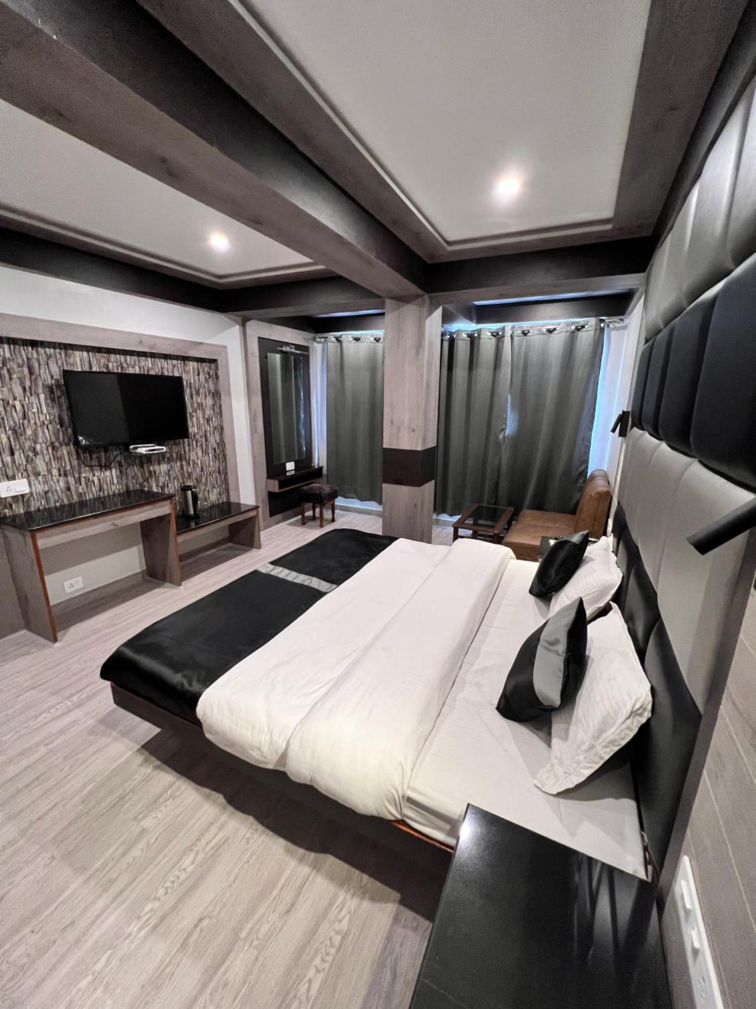 Victory Hotel And Restaurant By Gs Hospitality Шимла Экстерьер фото
